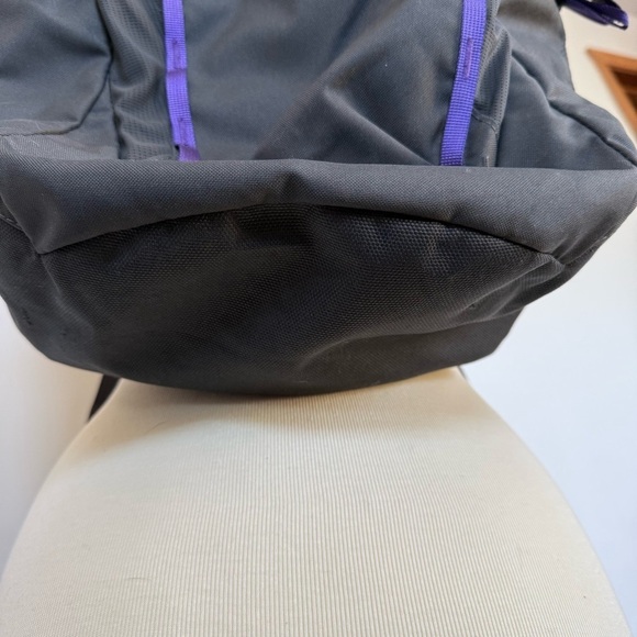 The North face Pivoter 22L Backpack in dark gray with purple main image 9